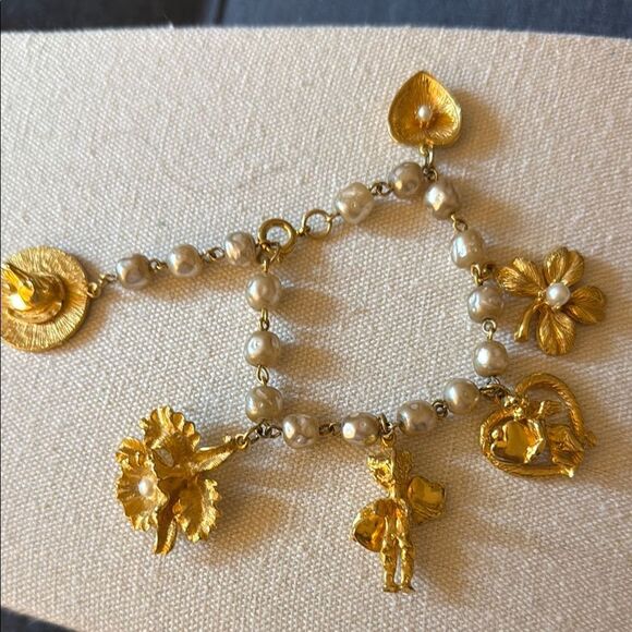 Vintage Faux Pearl Gold Tone Link Bracelet with 6 Gold Tone Charms. - Picture 1 of 6